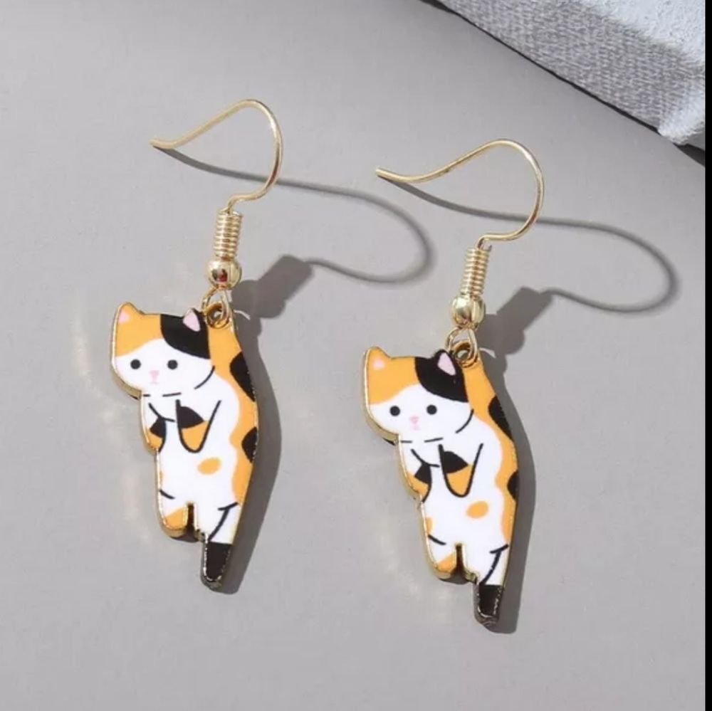 NWOT Dangling Kitty Earrings